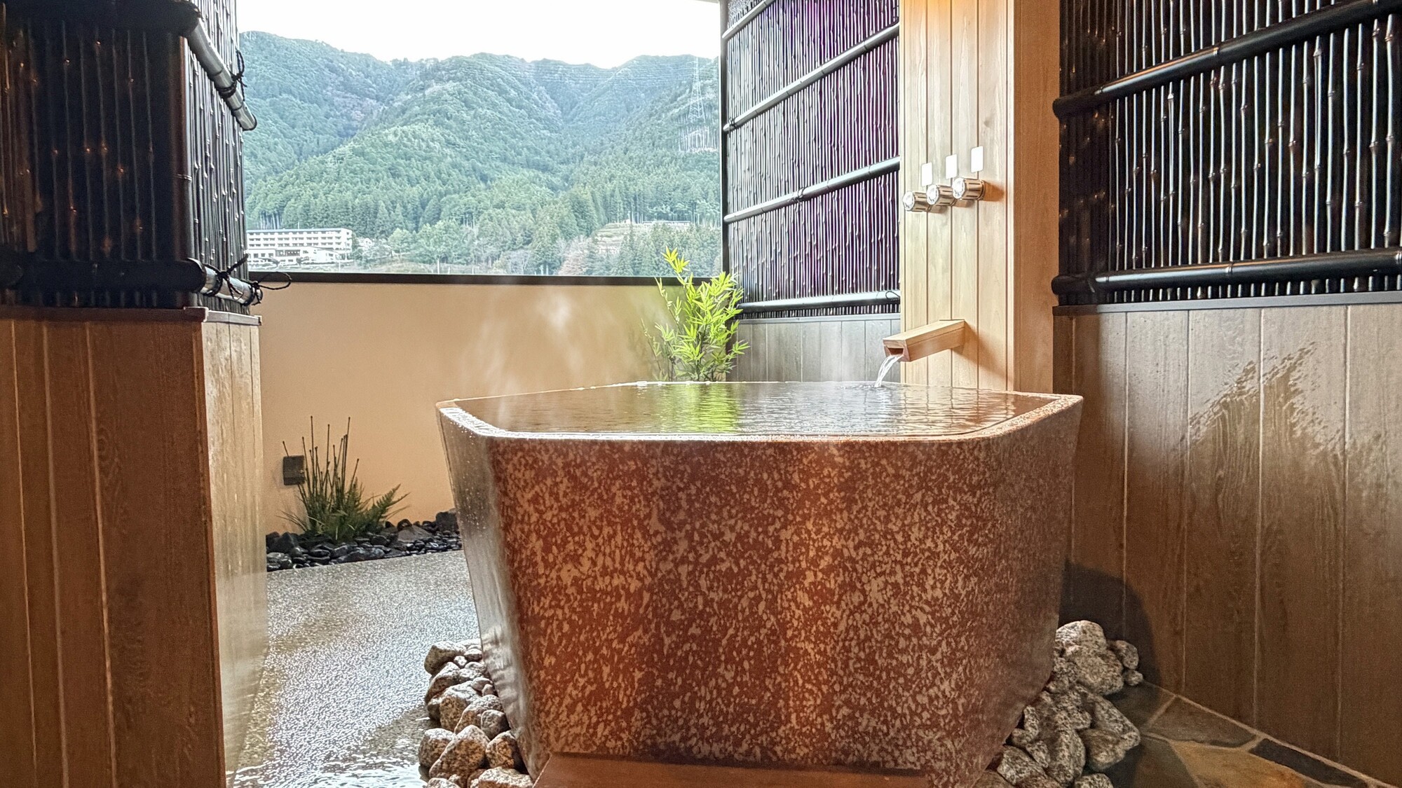 貸切露天風呂「泉水（せんすい）」