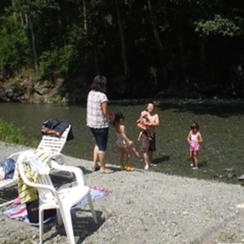 当館前の清流・鮎川で川遊び