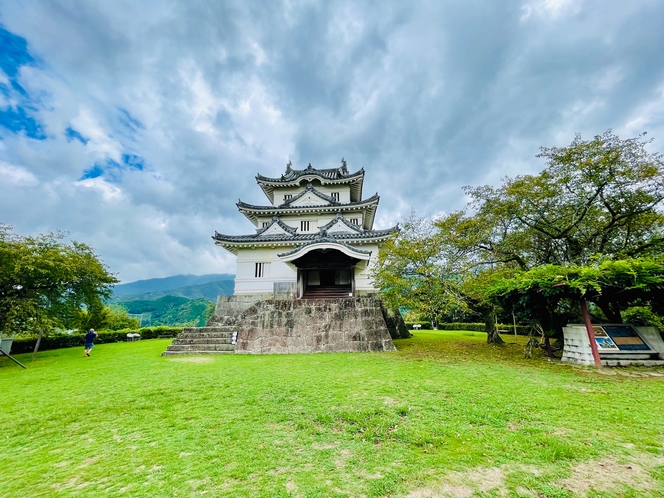 【周辺　宇和島城】江戸時代からの天守閣が残る全国的に珍しい城跡です