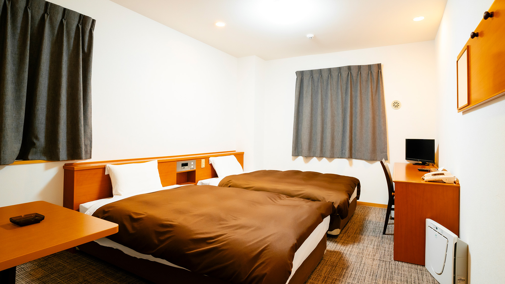 【ツインルーム】セミダブルベッドを2台配置し、気の合う方とごゆっくり。ご友人・ご家族、カップルで。