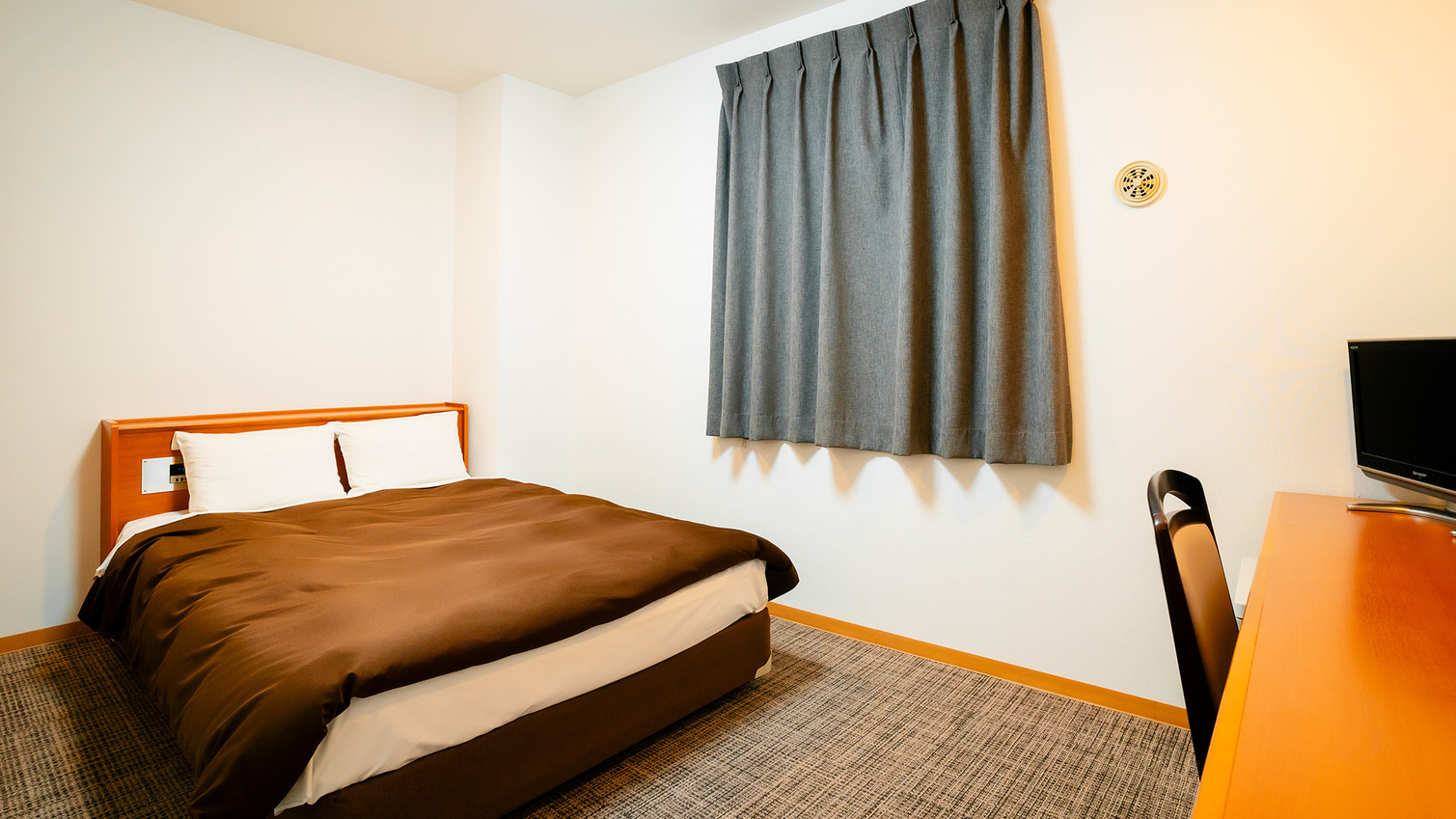 【デラックスダブル】お2人様でも広々、お荷物を広げても十分な広さです。より快適にお過ごしください。