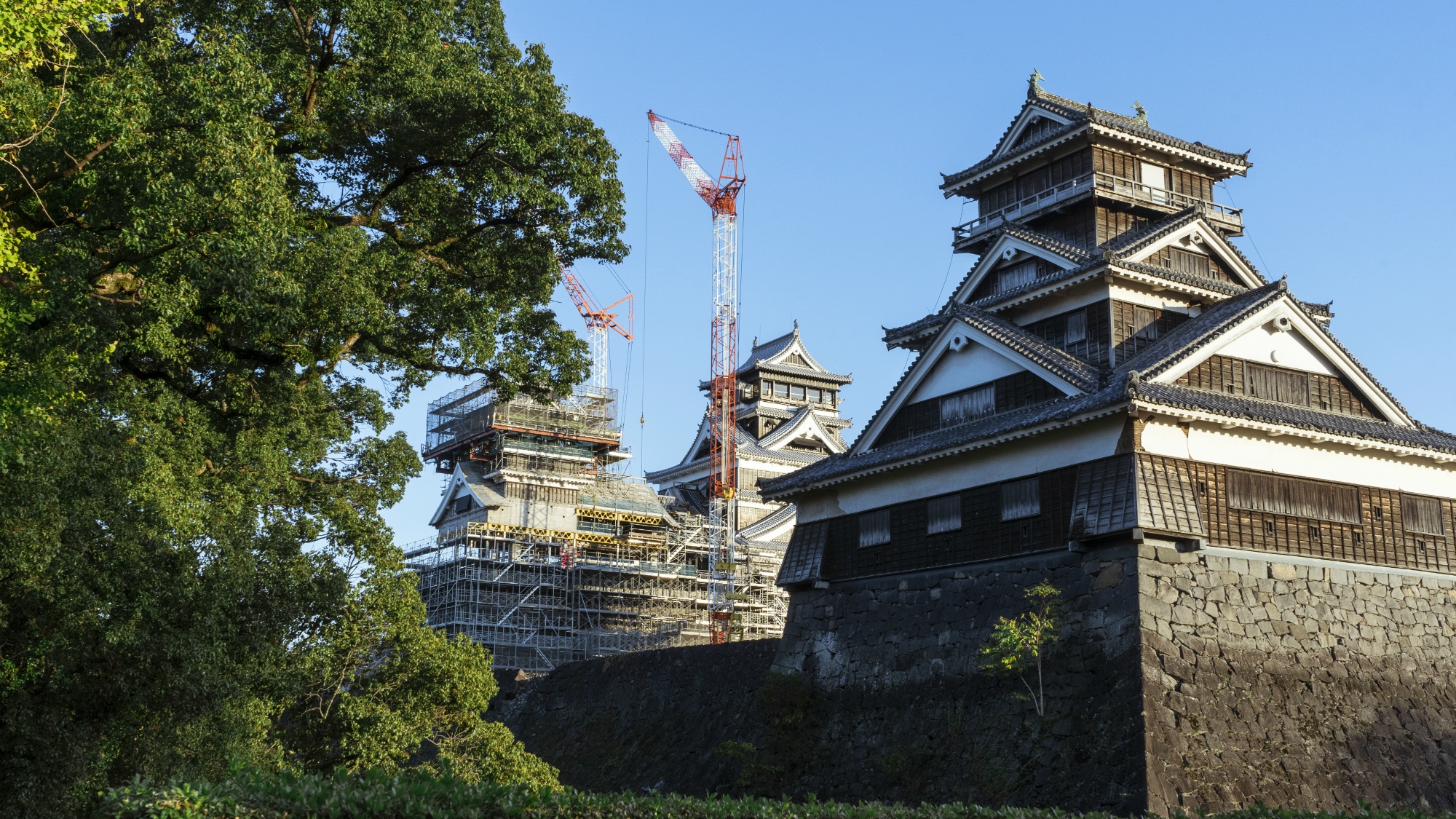 熊本城へは当館よりお車で約15分。徐々に特別見学通路も増え、より近くで熊本城を感じることができます。