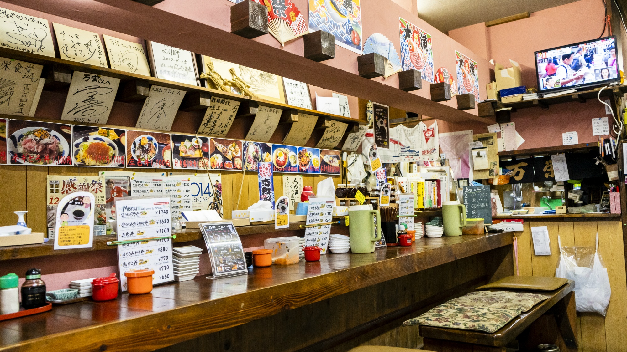 早朝から営業されている”万栄食堂”さん。新鮮で美味しいお魚がリーズナブルに食べれると人気のお店です。