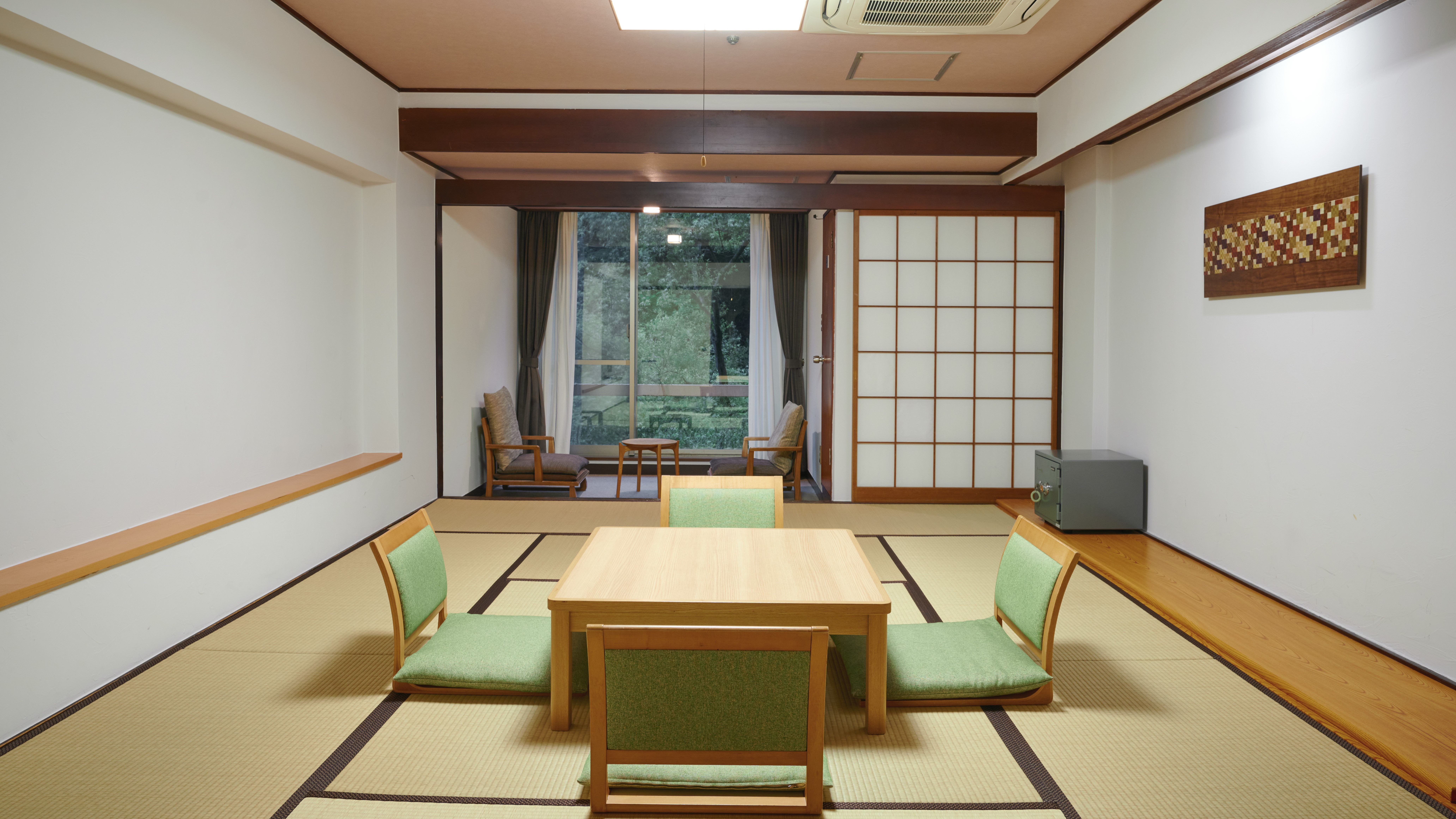 半露天ヒノキ風呂付川沿いの和室