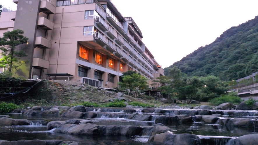 湯坂山と須雲川の自然に包まれた、湯場滝通り温泉郷の中央に位置する温泉宿