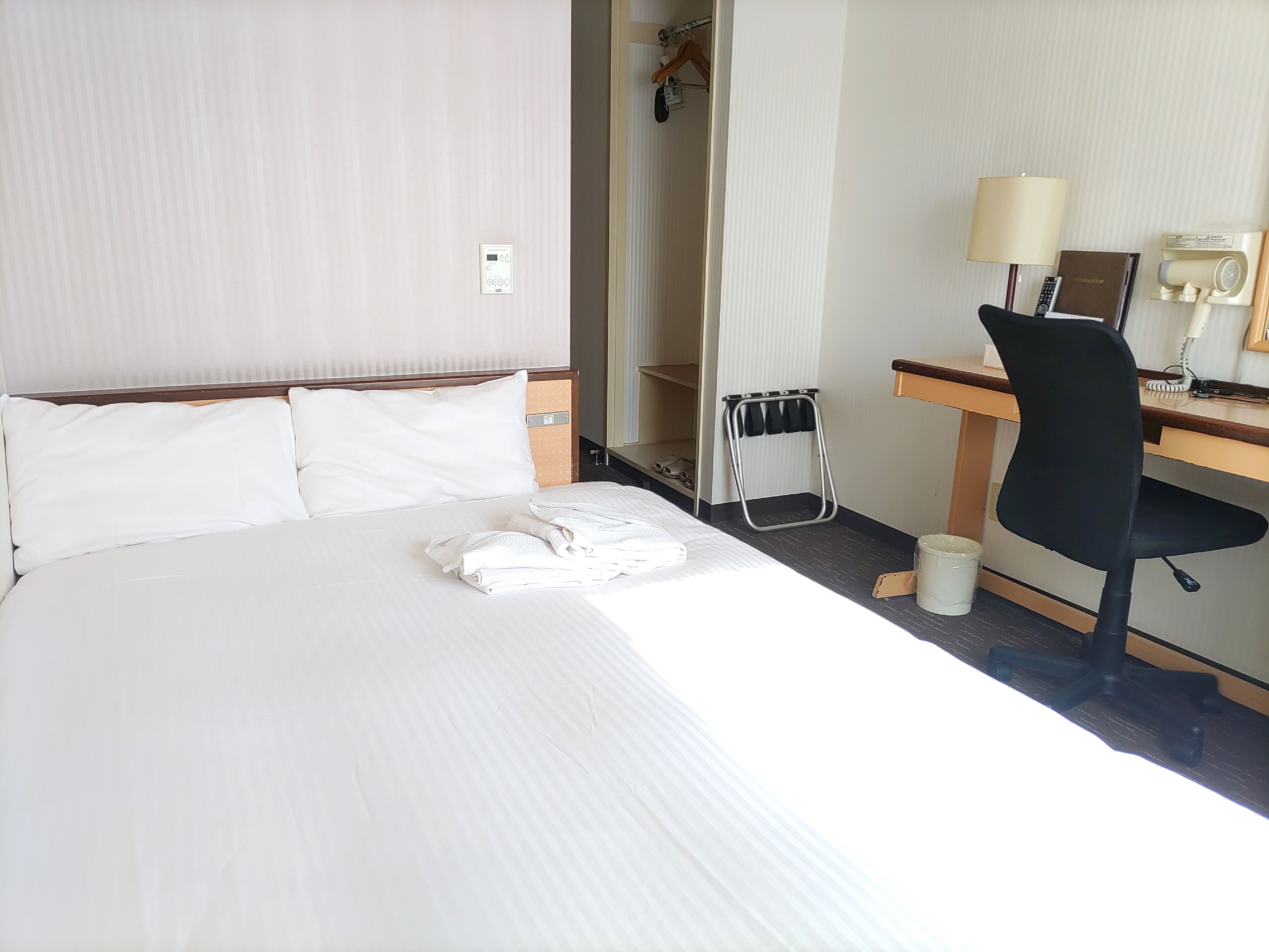 ダブルルーム【14㎡～15㎡】ダブルベッド1台のお部屋です。禁煙室は禁煙フロアーとなります。