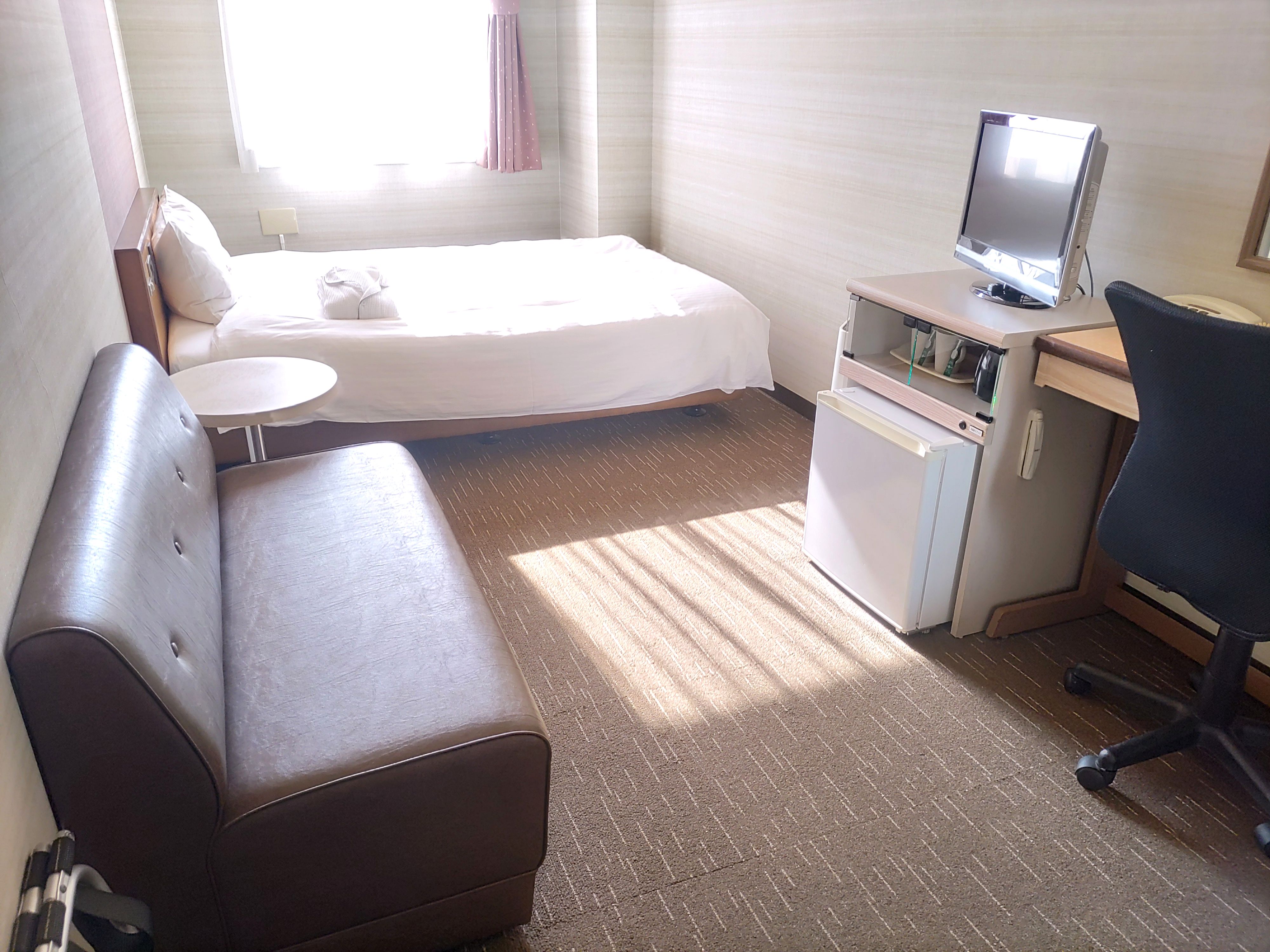 デラックスダブルルーム【18㎡～20㎡】ソファー完備♪通常のダブルルームより少し広めとなっています。