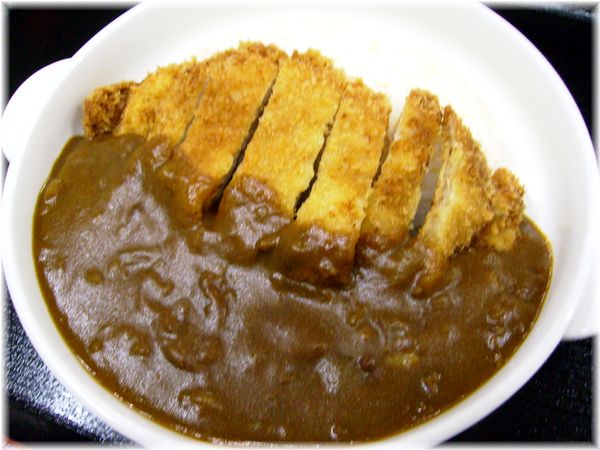 【カツカレー】夕食軽食一例　他にカツ丼やラーメンおそばの軽食もご用意しております。