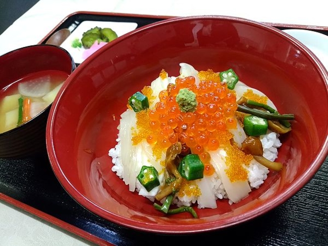 【いくらイカ刺し丼】朝食は4定食から選択♪函館らしさの一品です。