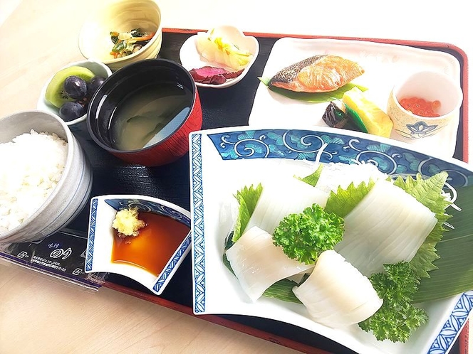 朝食：イカ刺し定食