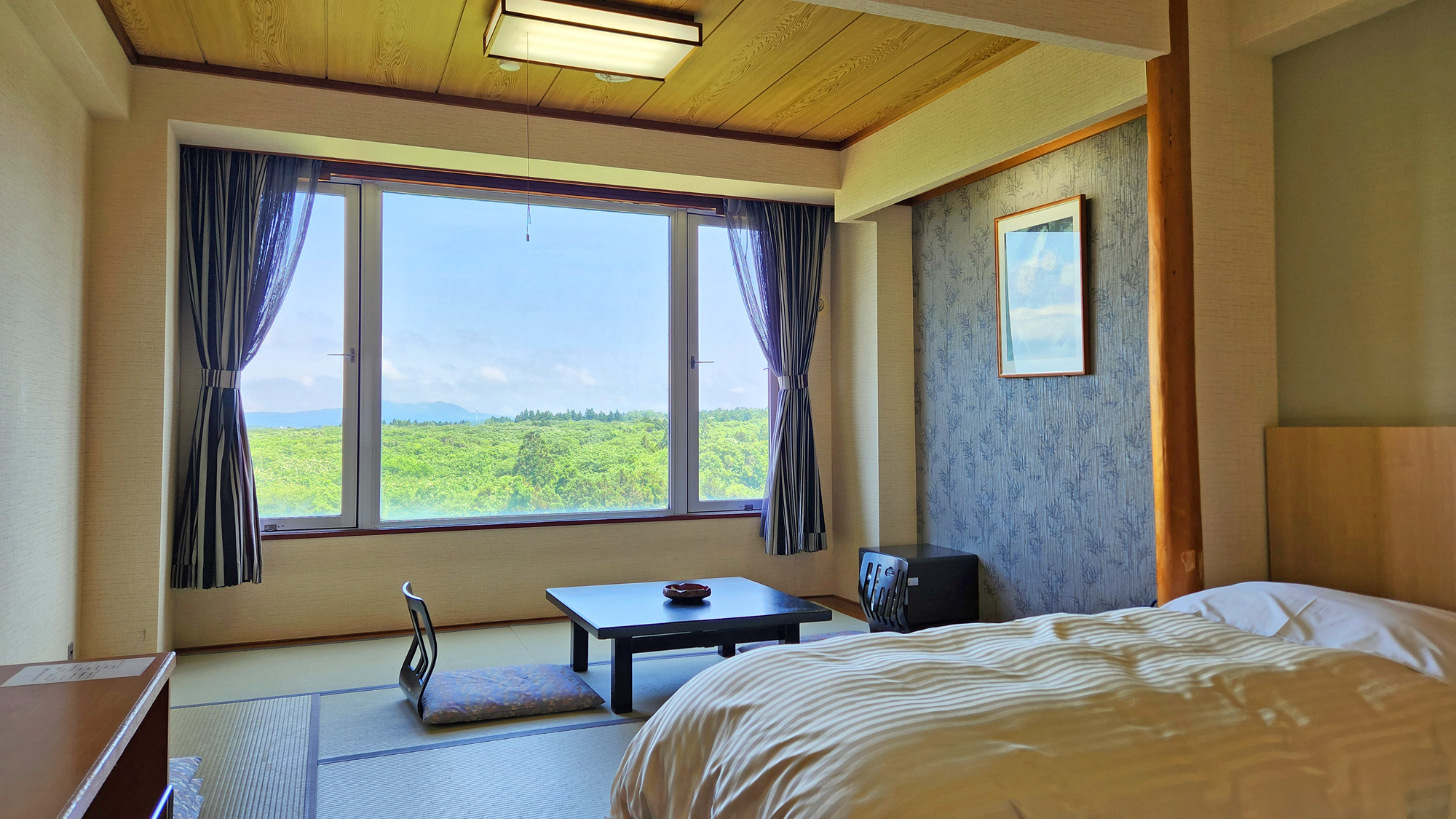 [禁煙]本館和洋室ツイン(シモンズベッド2台)+6畳001