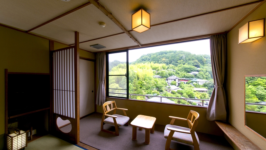 【源氏山を望む和室12.5畳】窓からは源氏山の眺望をご覧いただけます。