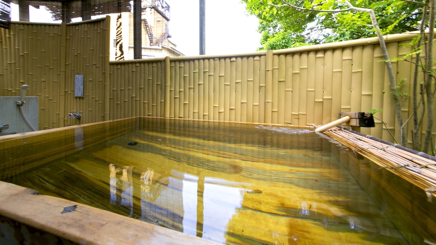 【露天風呂付客室】平成18年夏に露天風呂を新設した檜造りの露天風呂付客室。