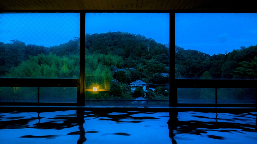 【大浴場】階上の大浴場は源氏山を目の前に四季折々の自然と一体になれる幽玄閑雅な名湯です。