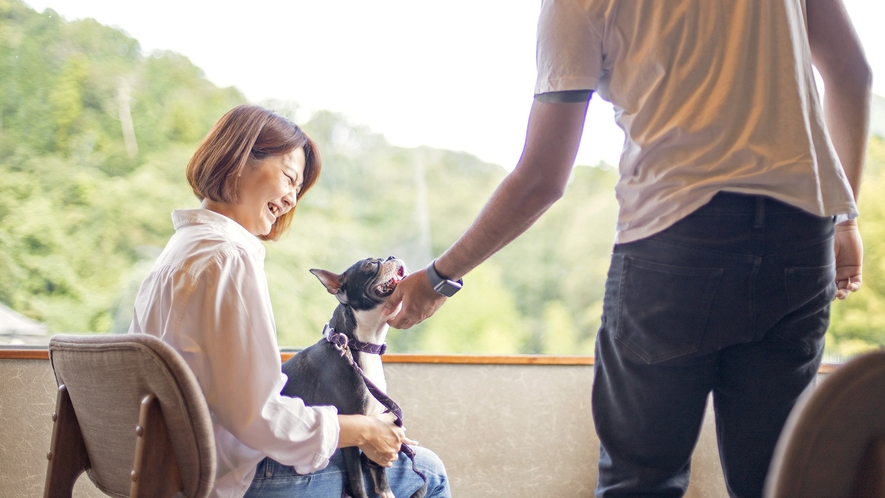 【愛犬と宿泊】八の坊ではお部屋でワンちゃんとごゆっくり一緒にお寛ぎいただけます。