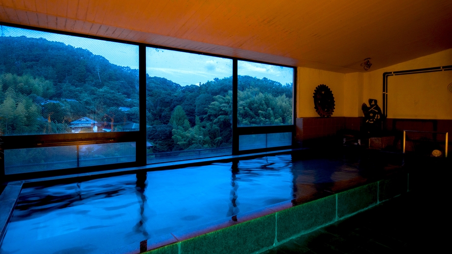 【大浴場】階上の大浴場は源氏山を目の前に四季折々の自然と一体になれる幽玄閑雅な名湯です。