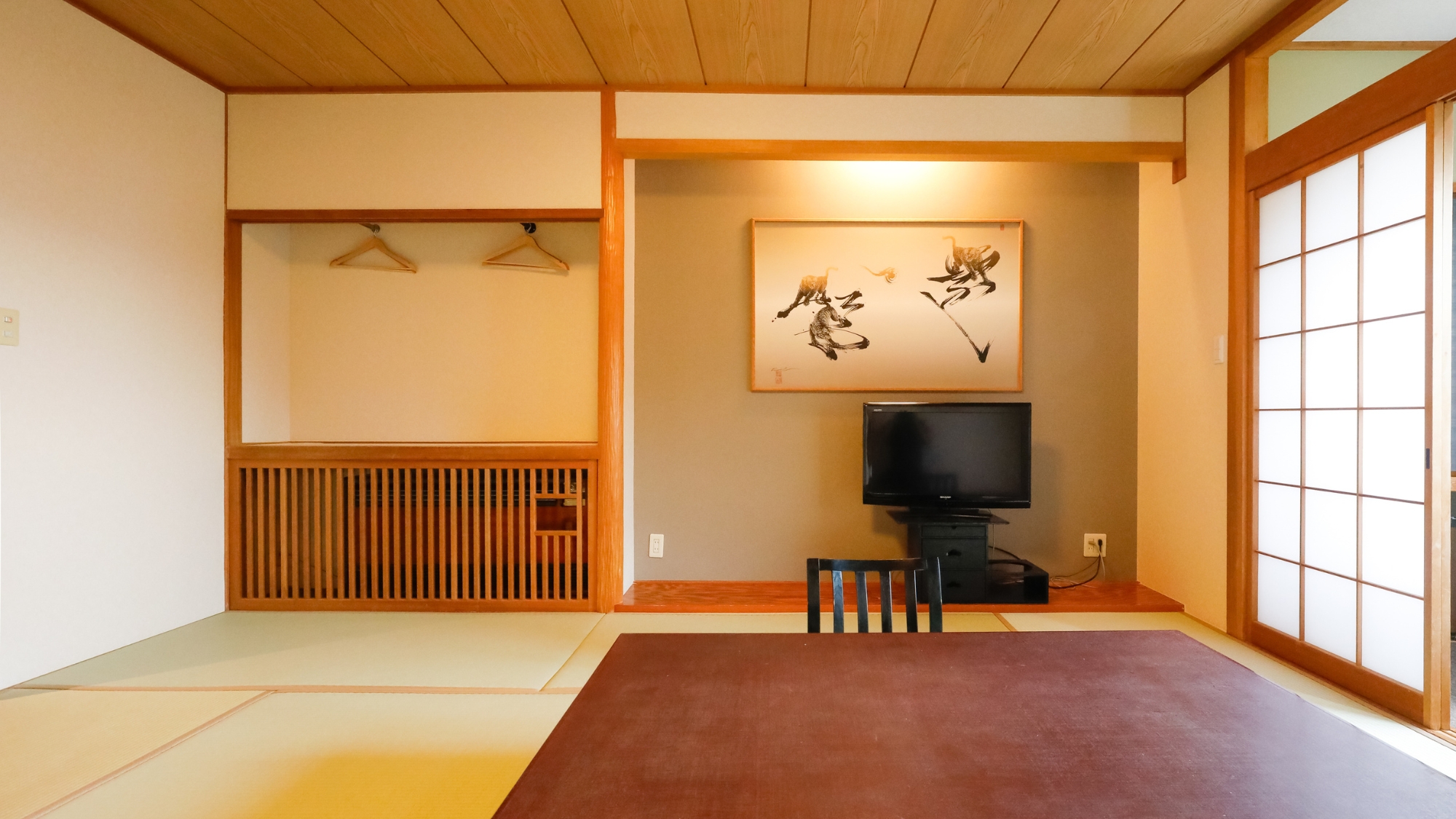 和室10畳／無料WiFi完備。ユニットバス＆トイレ付き。（客室一例）
