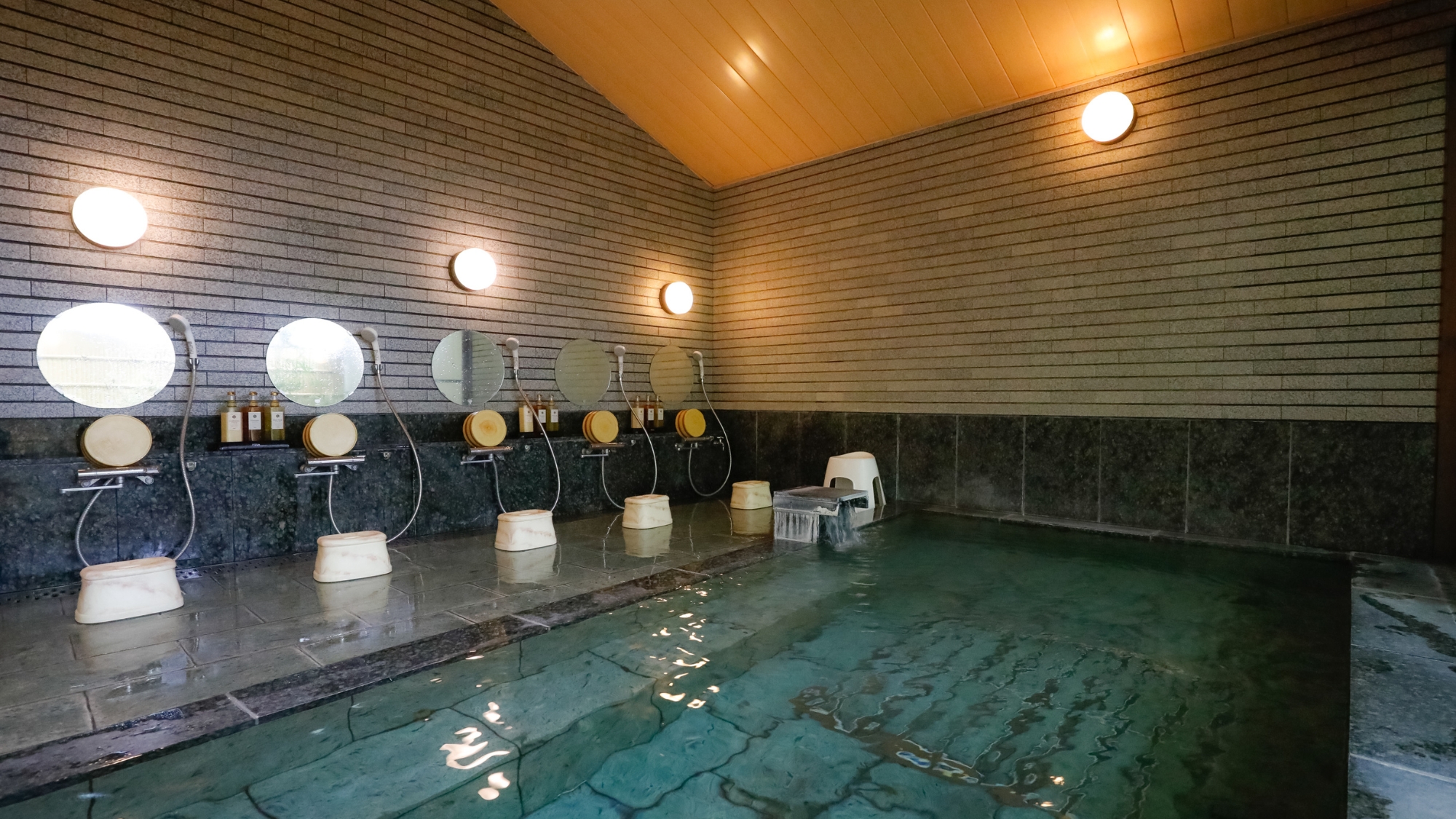 風呂／温かい湯に浸かり、心身をリラックスできます。