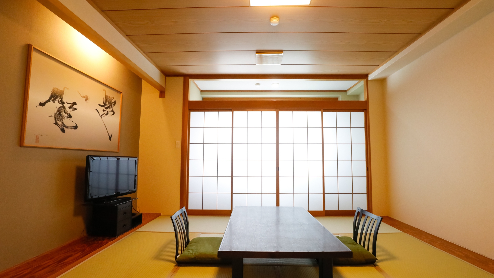 和室10畳／無料WiFi完備。ユニットバス＆トイレ付き。