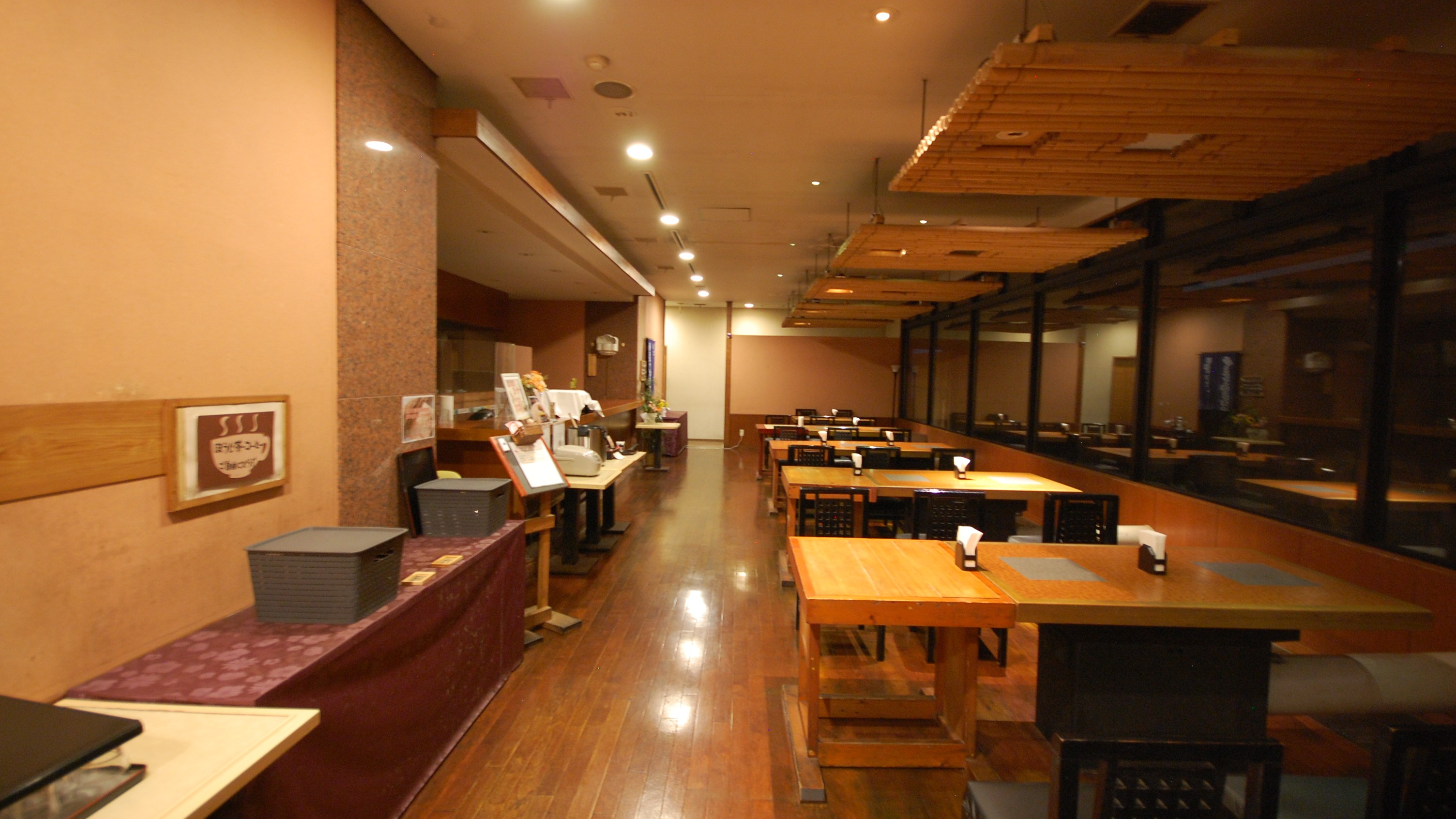 ホテル１階レストラン　一日の活力に、美味しいご朝食をご提供しております。