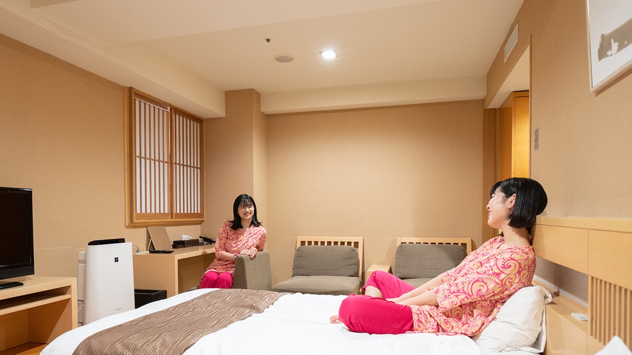 畳の気持ち良い感触と、いつでも横になれる快適さで人気の和洋室。快適さに加え、スパランドならではの寛ぎをご提供できるような仕様となっております。いつもよりちょっと贅沢なお時間を過ごしたいお客様には、おすすめのお部屋です。