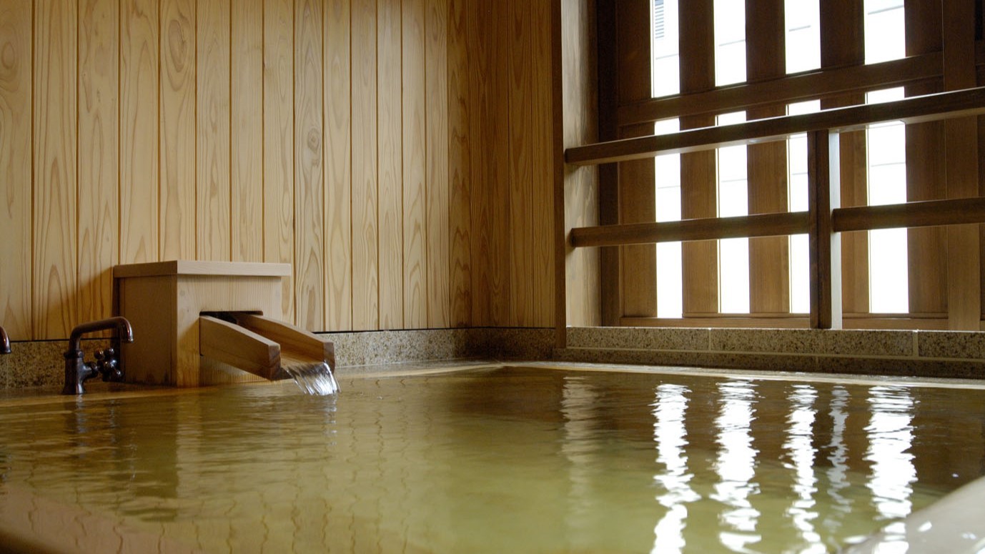 【遠霞】温泉掛流し露天風呂 広々浴室に高野槇の湯舟 68平米