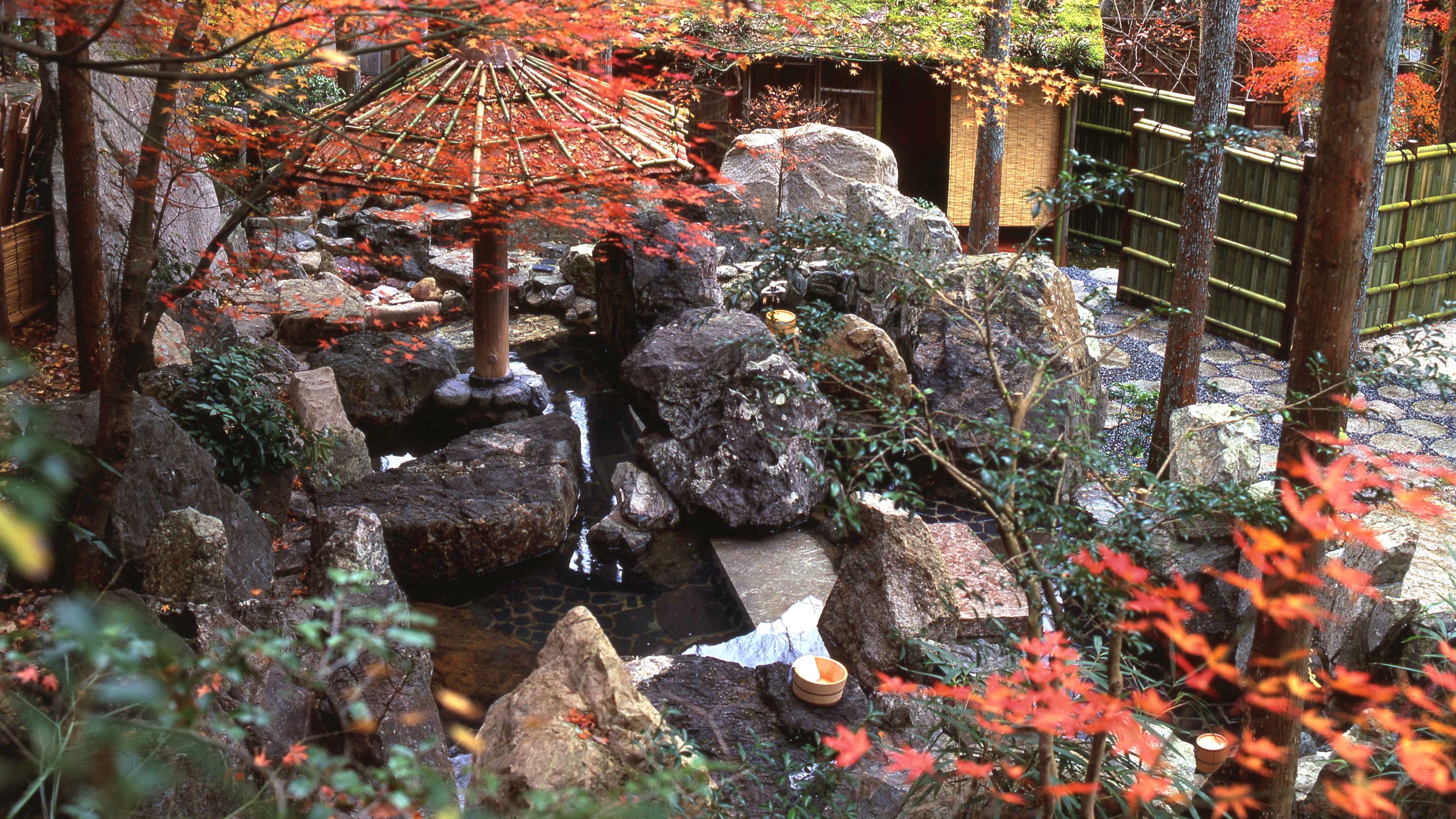 貸し切り露天風呂「山の隠れ湯」