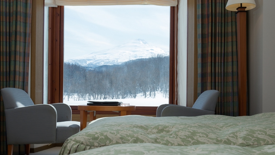 ●客室から望む雪景色の鳥海山