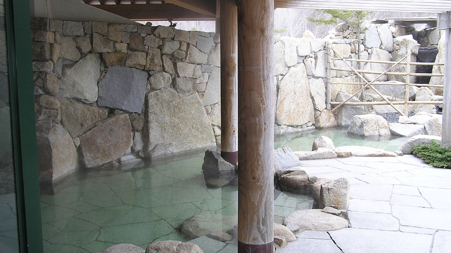 ●【露天風呂】開放的な露天風呂♪風を感じながら温泉浴を満喫。