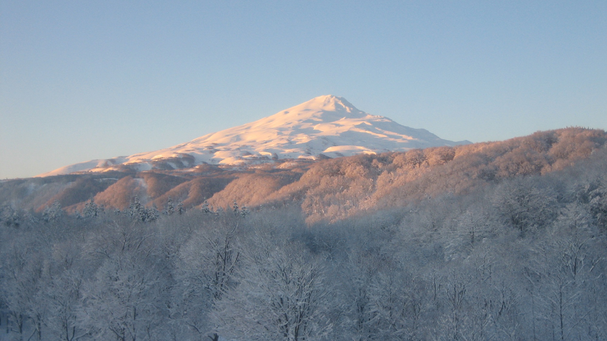 雄大な鳥海山を望むロケーション