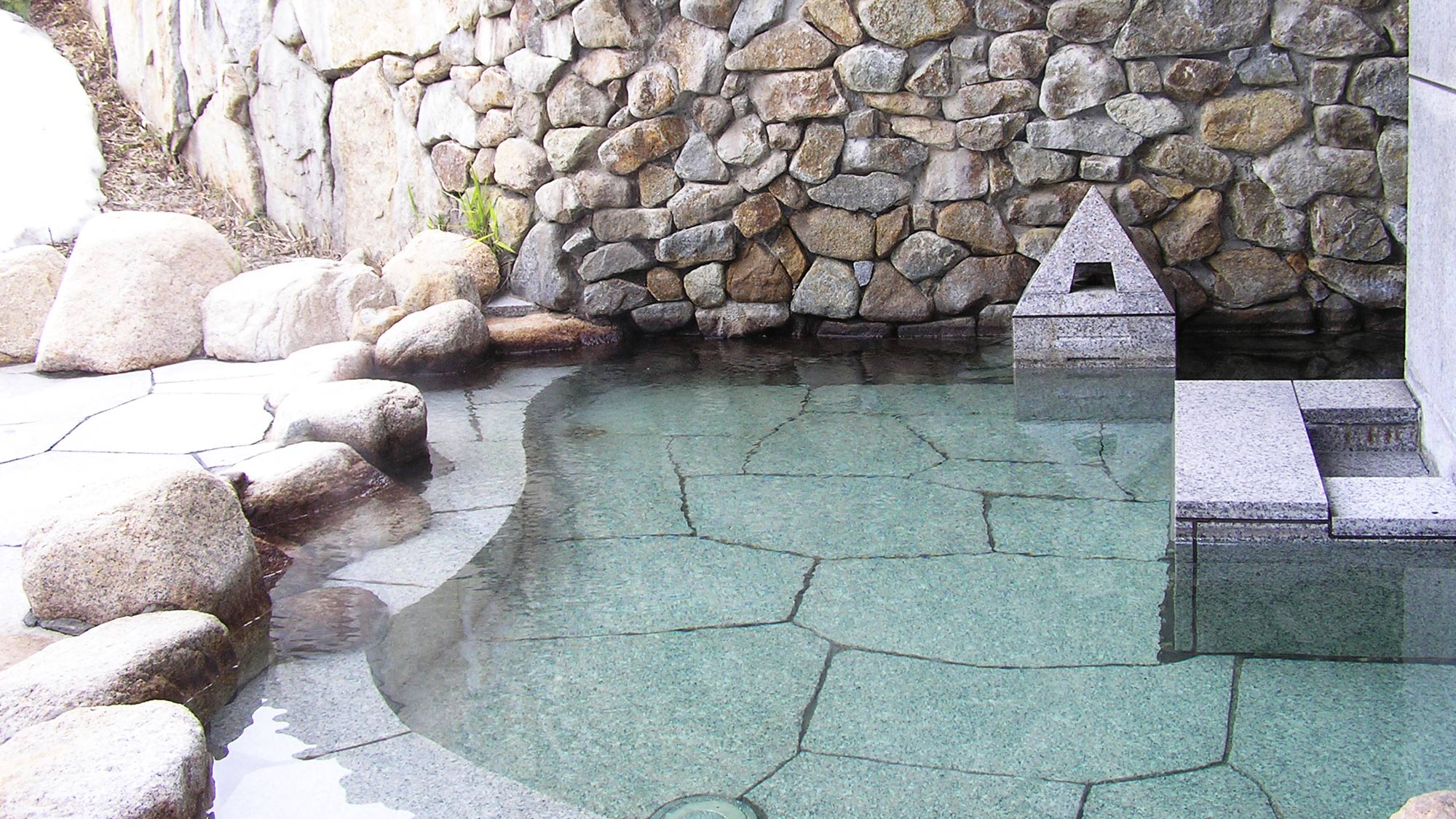 *【家族風呂露天】プライベート感覚の家族風呂。露天風呂で温泉と景色を満喫。