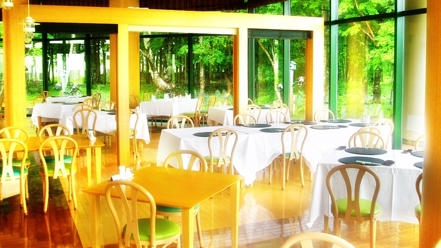 ●【レストラン】緑につつまれた開放感あるレストラン