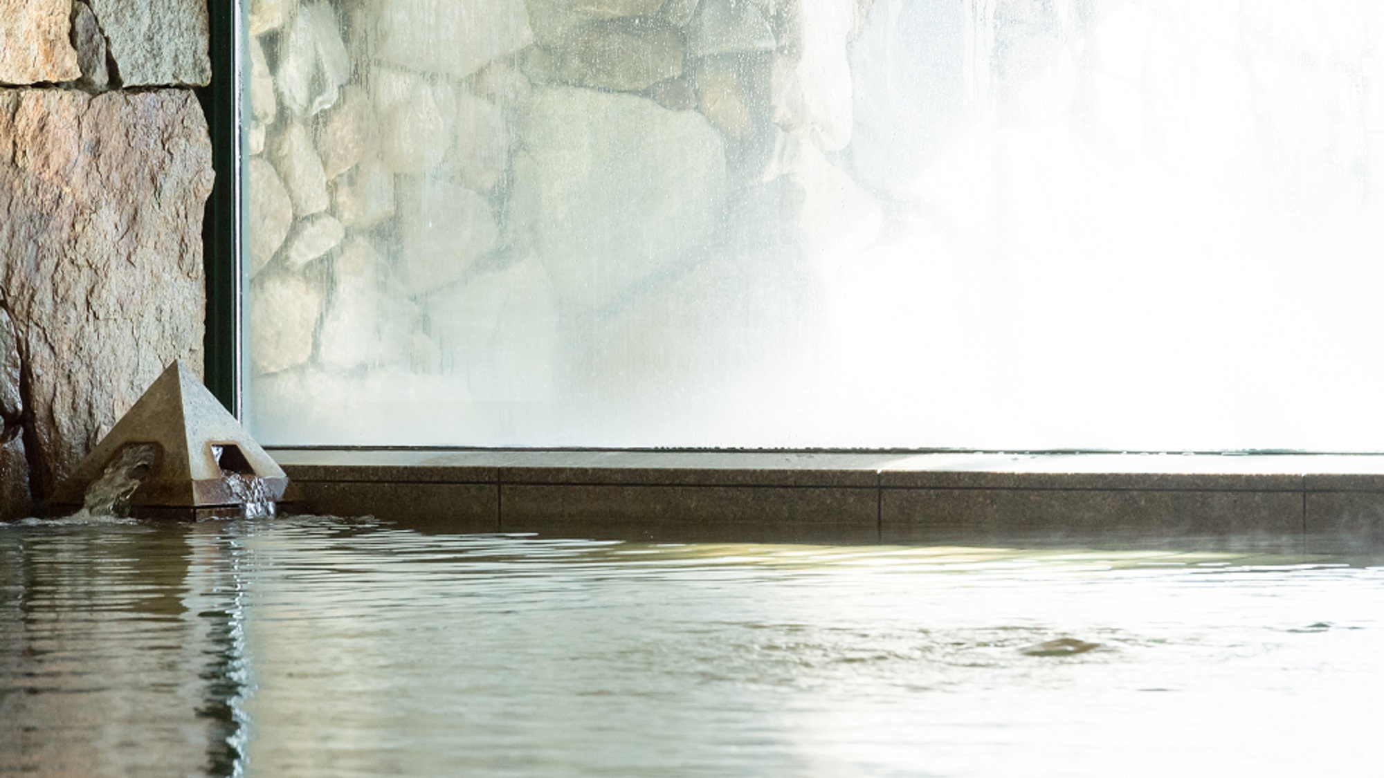 *「美肌の湯」と言われるお肌に優しくトロトロの触感が特徴の温泉です。