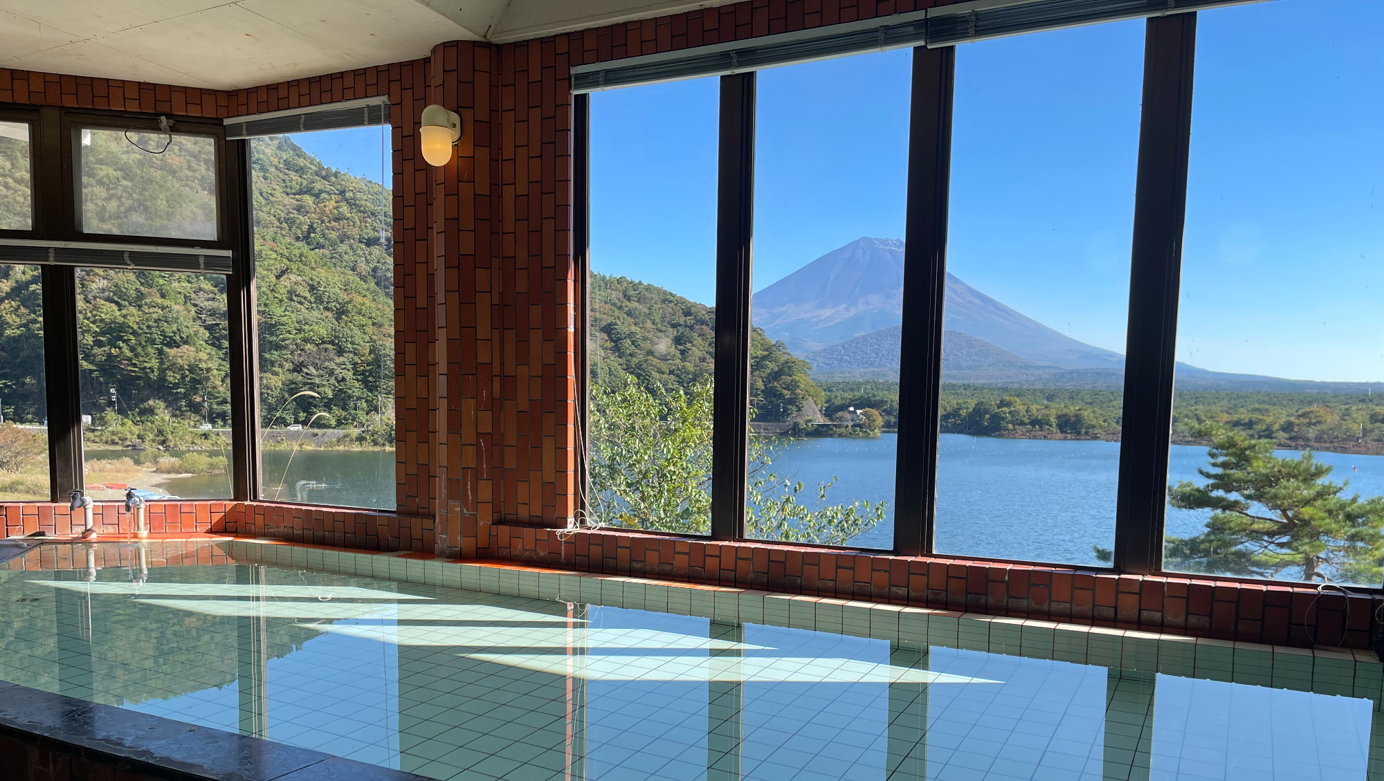 【大浴場】屋内にある大浴場は富士山の湧き水、ミネラルウォーター風呂。窓からは富士山を一望できます。