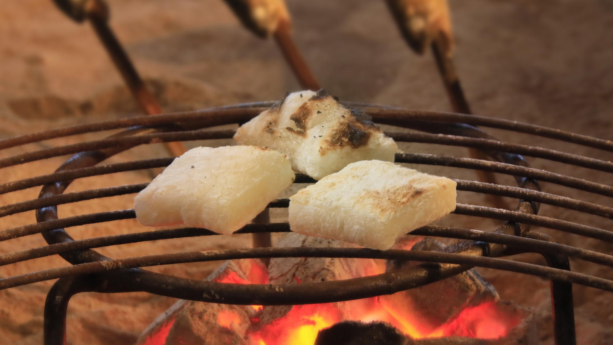 小鹿荘の囲炉裏で、お餅を炭火であぶるところ