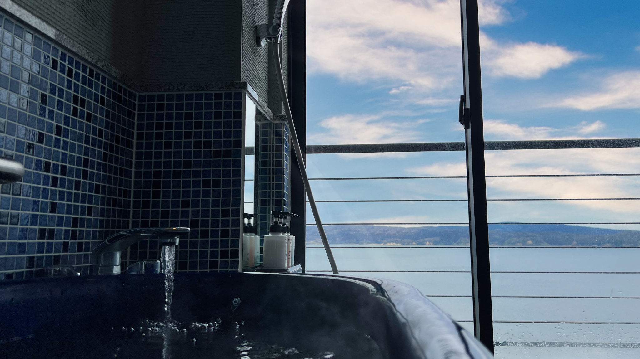 ◆展望風呂付和室◆10畳海側に大きな窓のお風呂と掘り炬燵の間