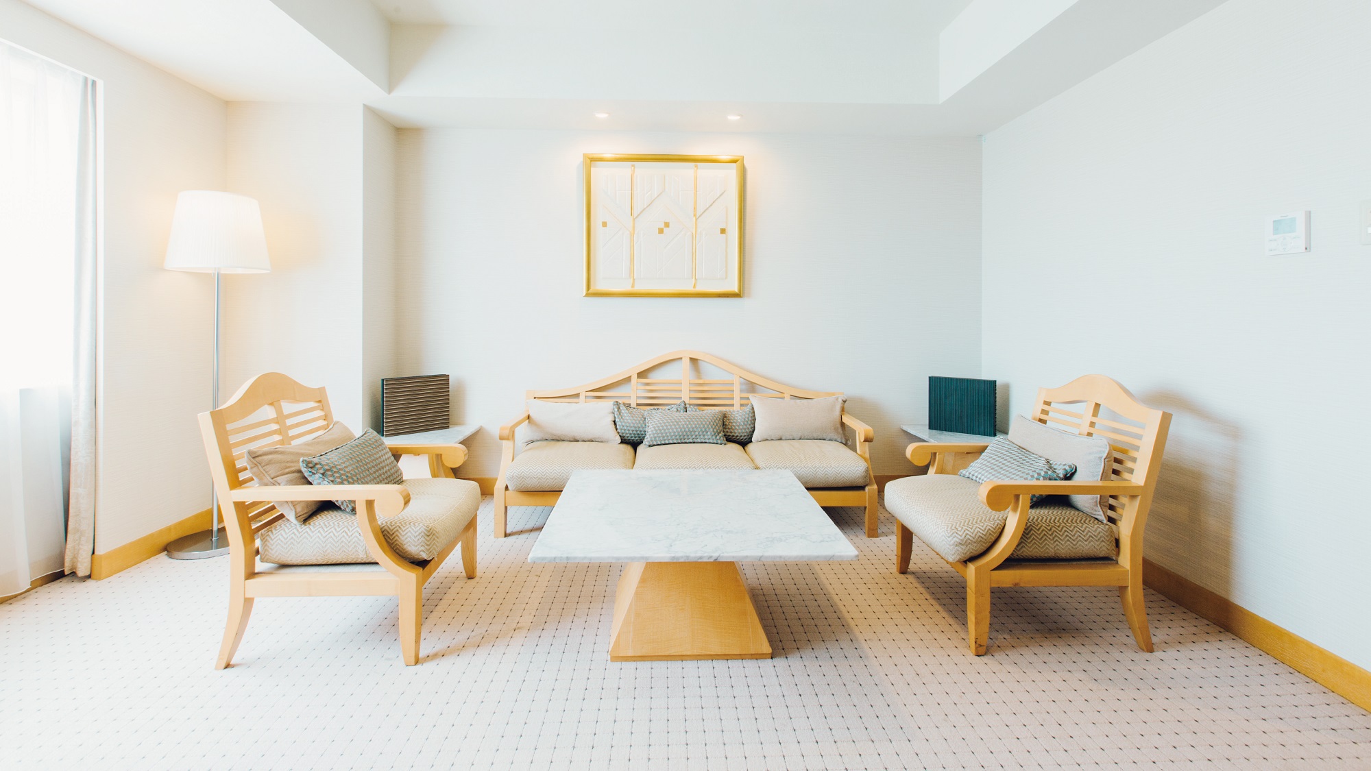 【スイートルーム　64.0㎡／リビングルーム】