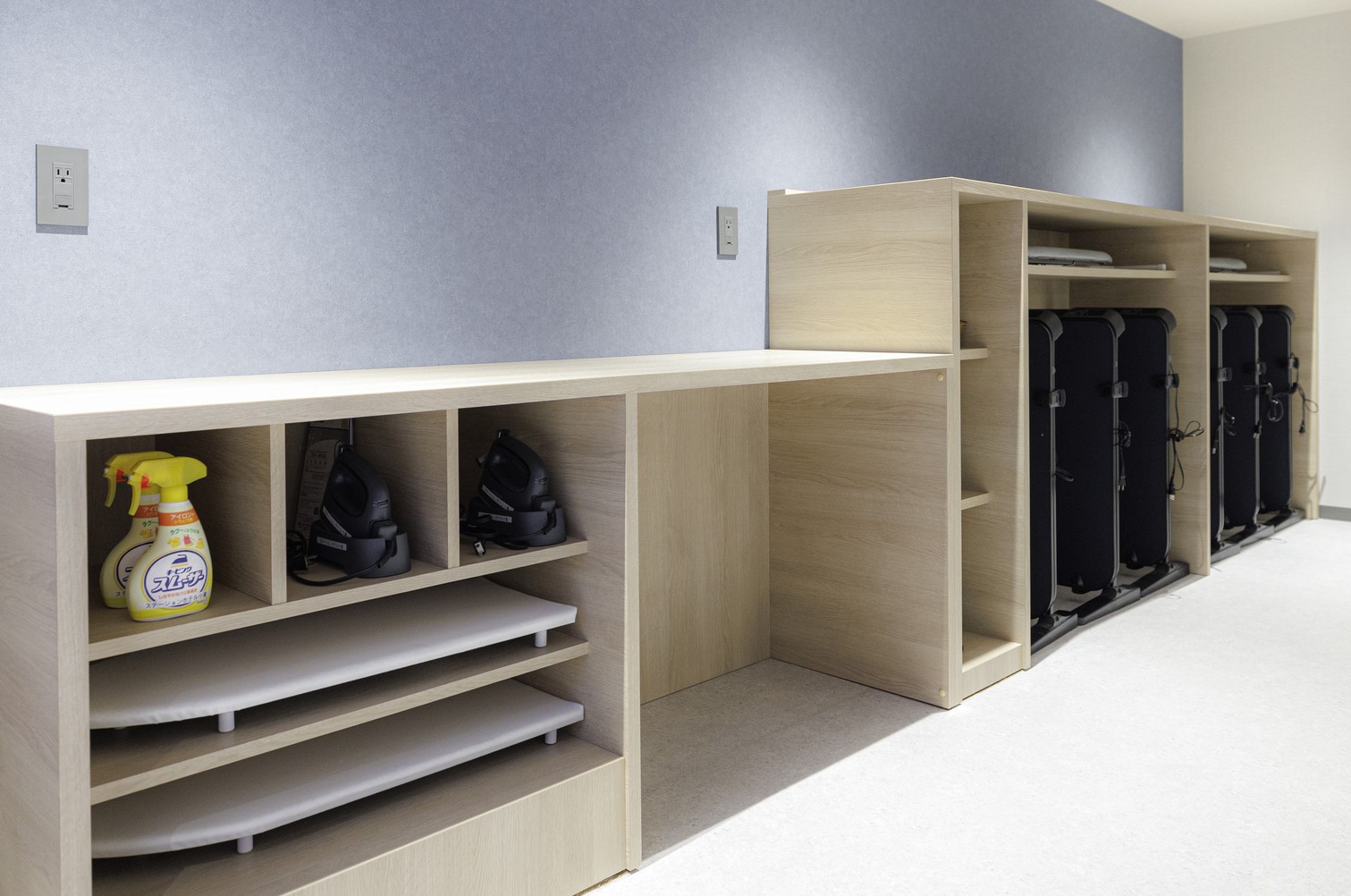 14階コインランドリールーム　アイロン・ズボンプレッサー