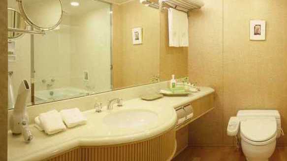 【バスルーム】洗面台は鏡面が広々として朝の準備にも最適
