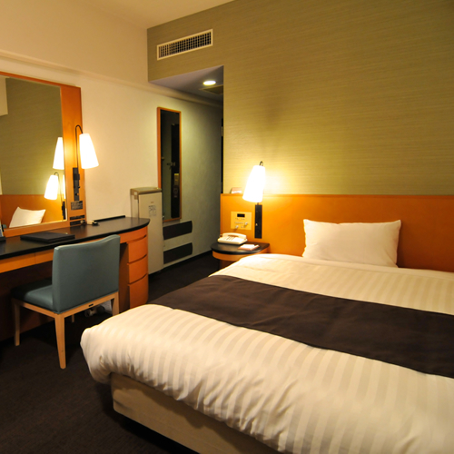 A spacious room with a deluxe single / semi-double sofa in the main building.