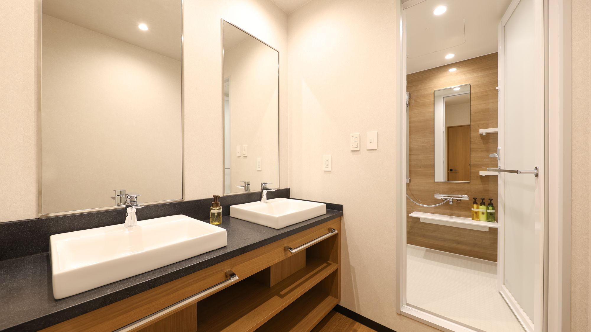バスルーム（ファミリー　5ベッド）／バス・トイレ別、洗面台2台完備